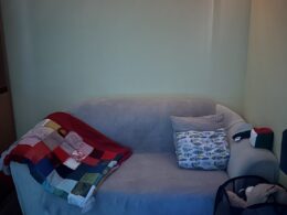 Gauč s taktilně haptickou dekou